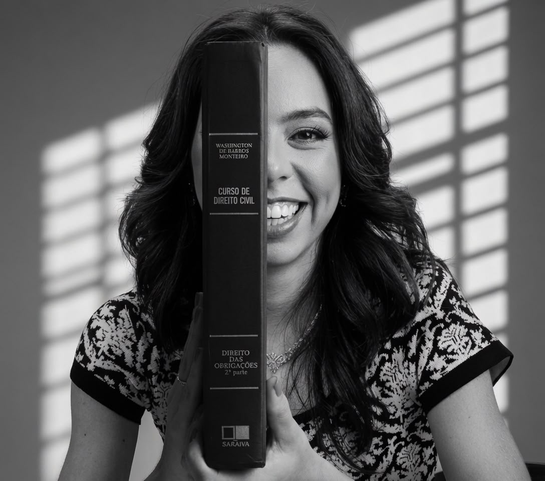 Dra. Victória Santos em seu escritório